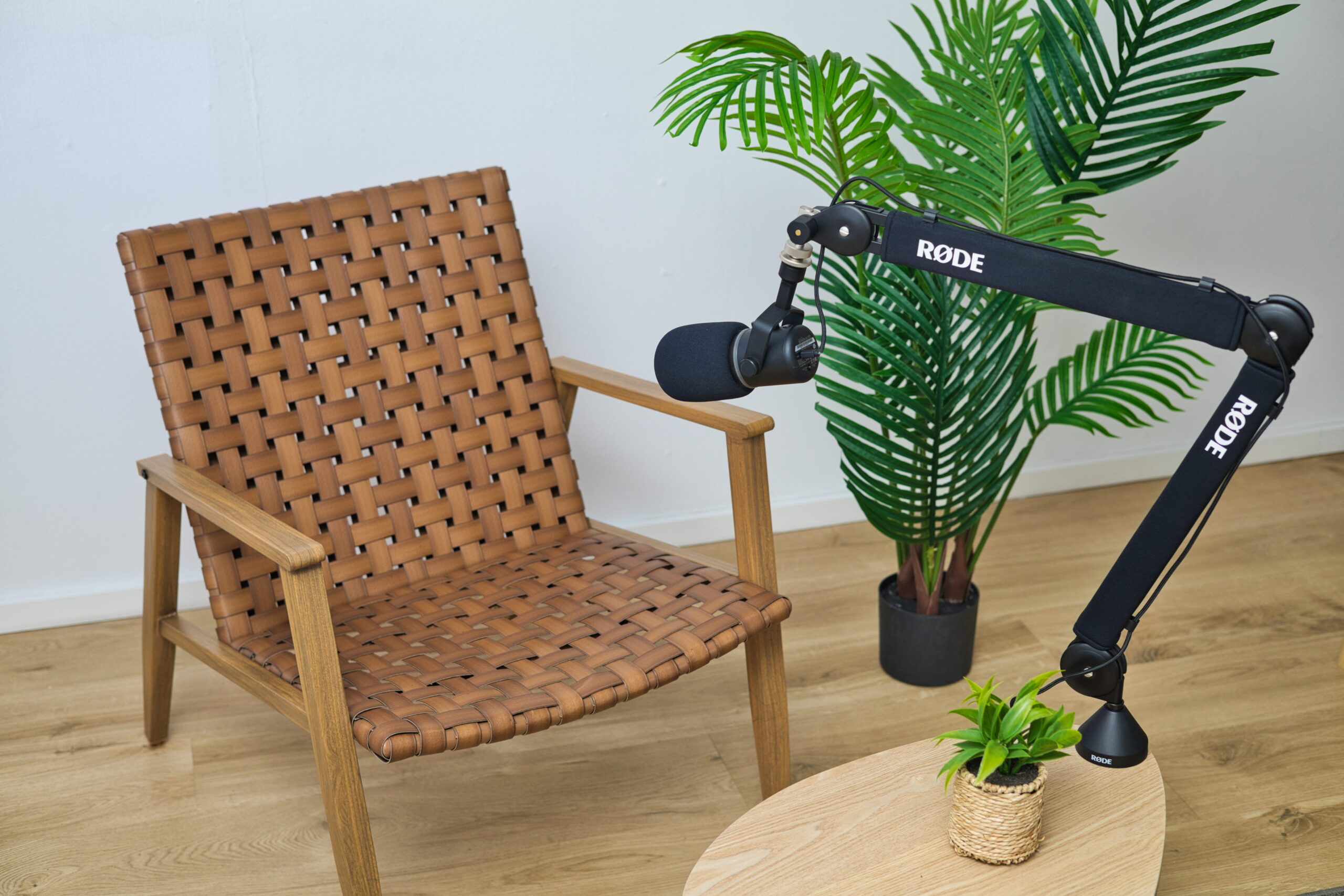 Studio podcastowe Tarnów z mikrofonem i planem nagraniowym